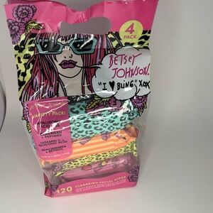 Betsey Johnson Facial Cleansing Towelettes 4 Pack 120 Wipes Makeup Remover New